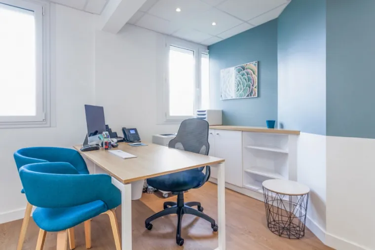 Cabinet médical de Chaumont-Gistoux : bureau clair avec fauteuils bleus