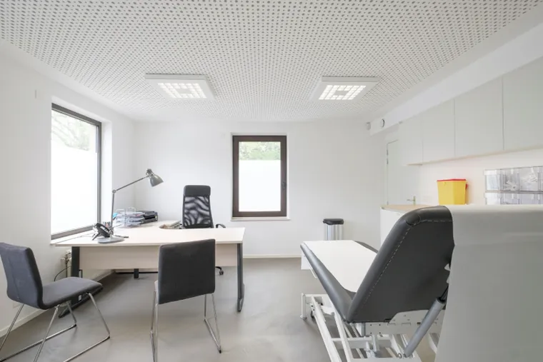 Cabinet médical de Louvain-la-Neuve : bureau lumineux et table d'examen